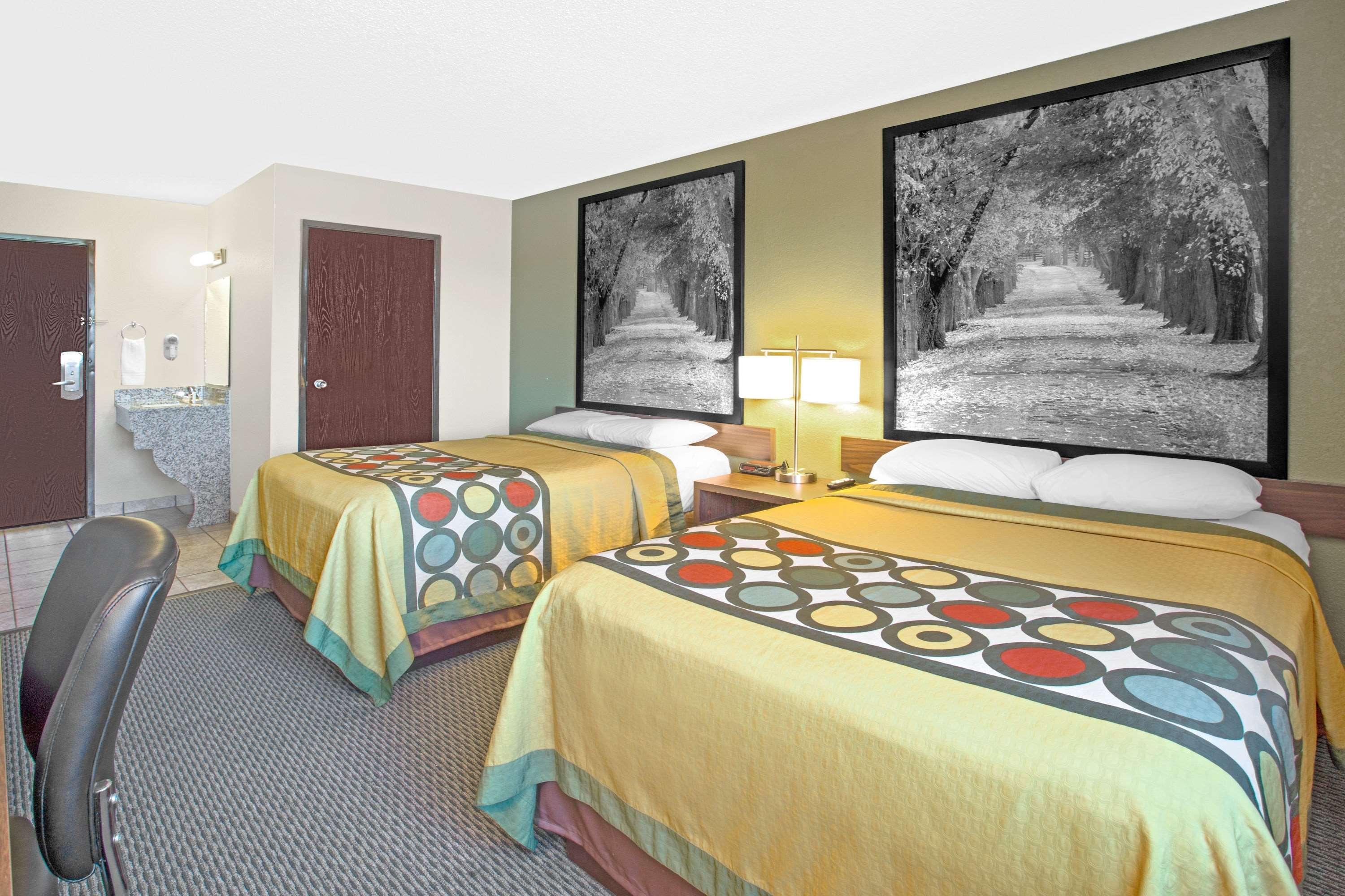 Super 8 By Wyndham Windsor/Madison North Exterior foto